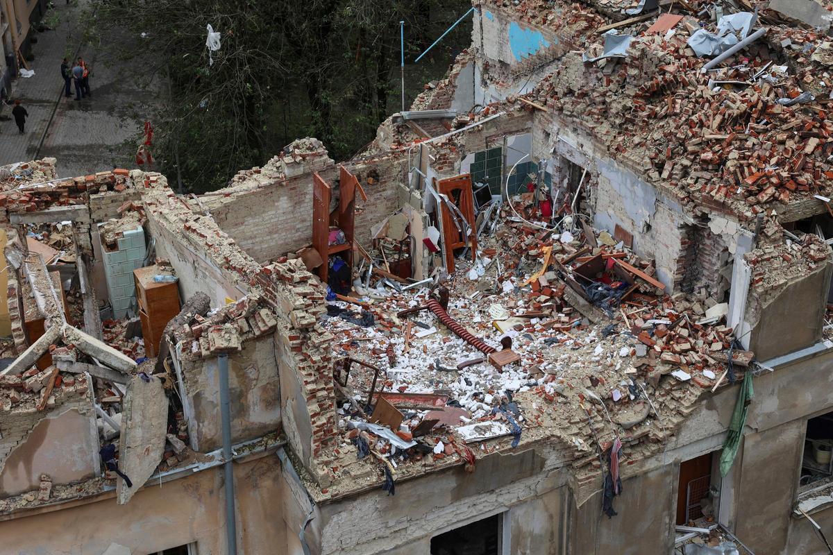 Una ataque ruso destruye un edificio residencial en Leópolis (Ucrania).