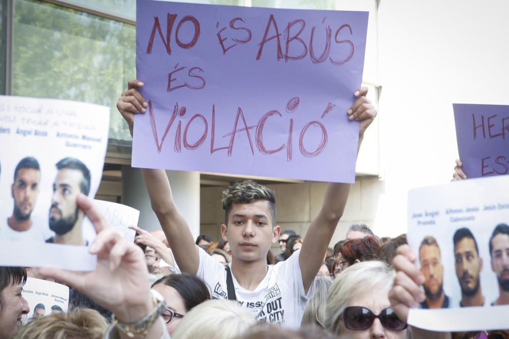 Concentración ante los juzgados de València en rechazo a la sentencia de La Manada