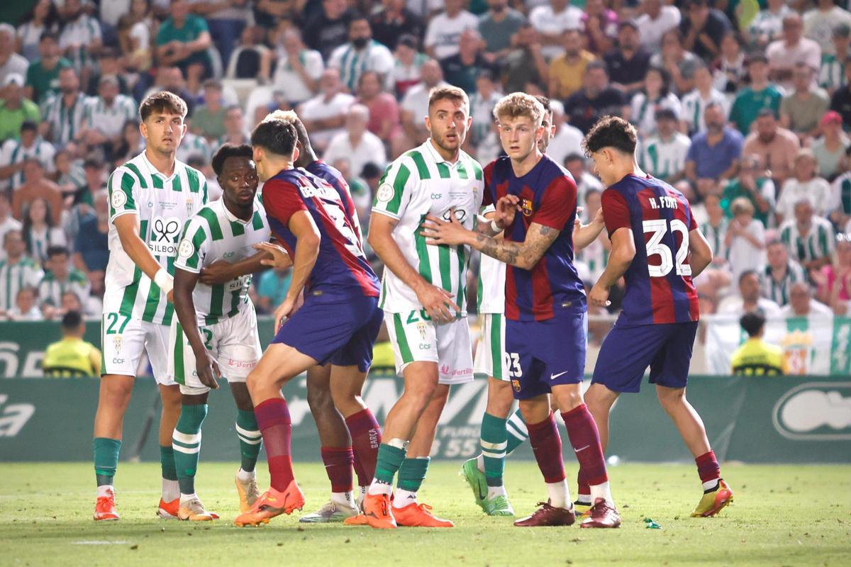 Casas y Pelayo esperan el balón en un córner durante la final por el ascenso en El Arcángel entre el Córdoba CF y el Barcelona Atlétic.