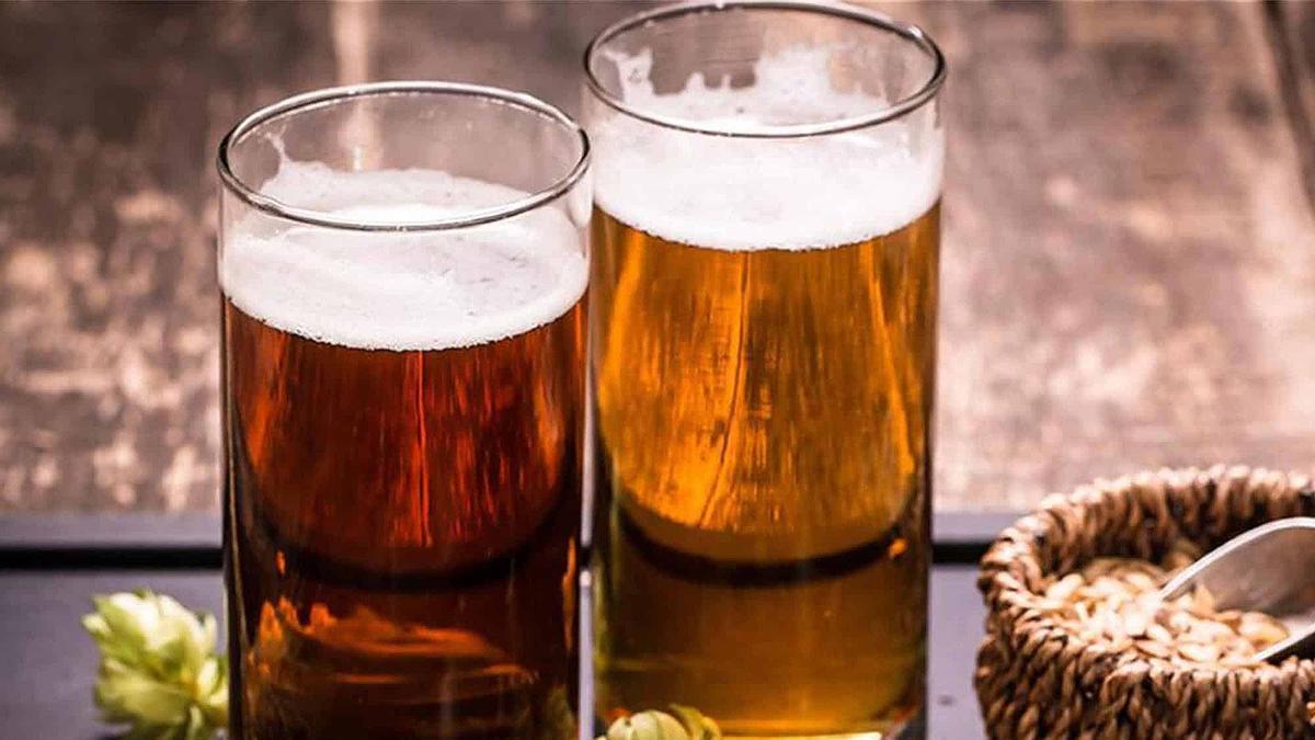 Dos copas de cerveza, en una imagen de archivo.