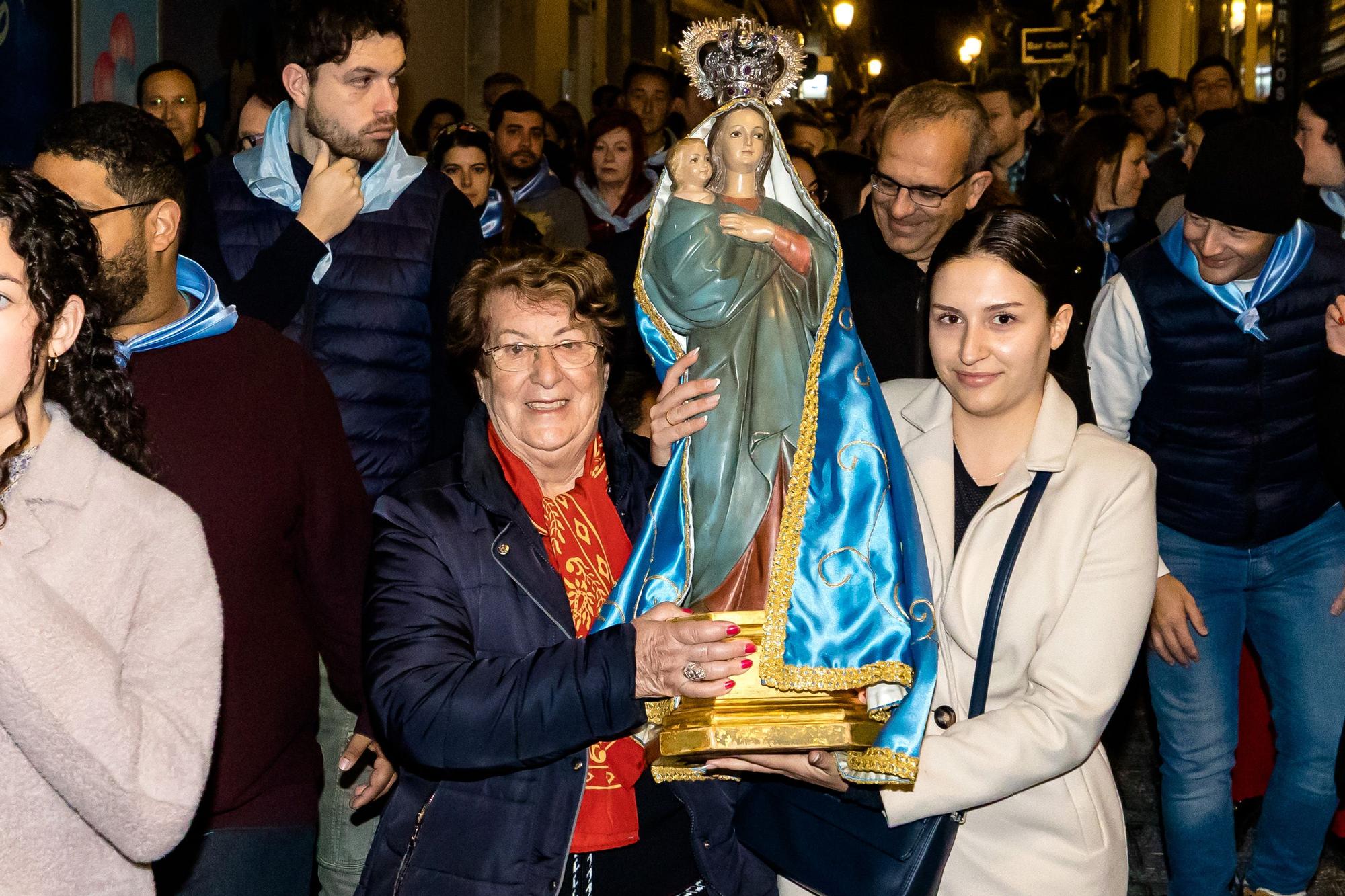 Devoción en Benidorm en la procesión de L'Alba