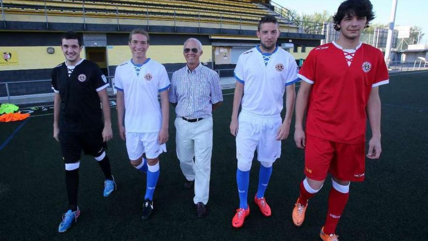 Los jugadores del Rápido muestran las camisetas que lucirán hoy.