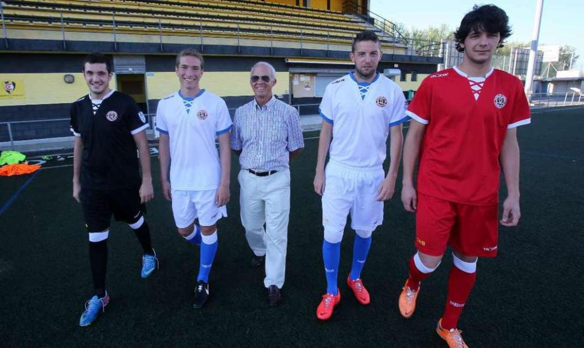 Los jugadores del Rápido muestran las camisetas que lucirán hoy.
