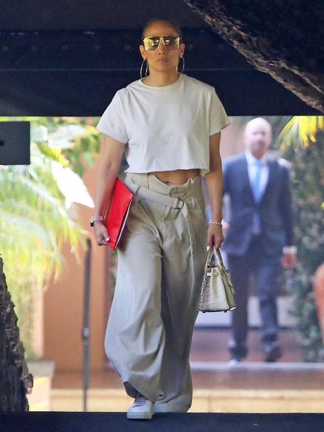 Jennifer Lopez con crop top blanco y pantalones anchos wide leg