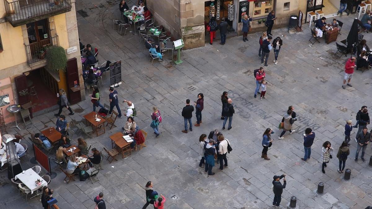 La plaza de Santa Maria del Mar, con 72 plazas, que el Ayuntamiento quiere reducir, en sus terrazas.