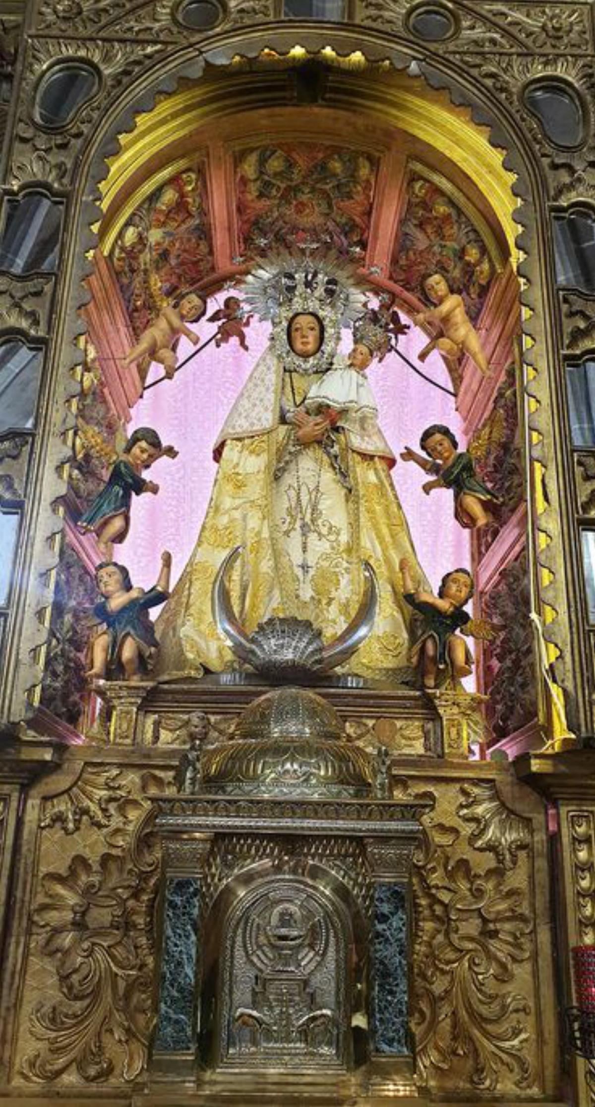 1: Imagen románica de la Virgen de la Carballeda, patrona de la Cofradía.
2: Escultura de madera policromada de Santiago Peregrino.
3: El santuario de Nuestra Señora de la Carballeda es actualmente el templo parroquial de Rionegro del Puente.
4: Las cadenas del atrio del santuario simbolizaban el derecho de asilo. | Mariano Cano Gordo.