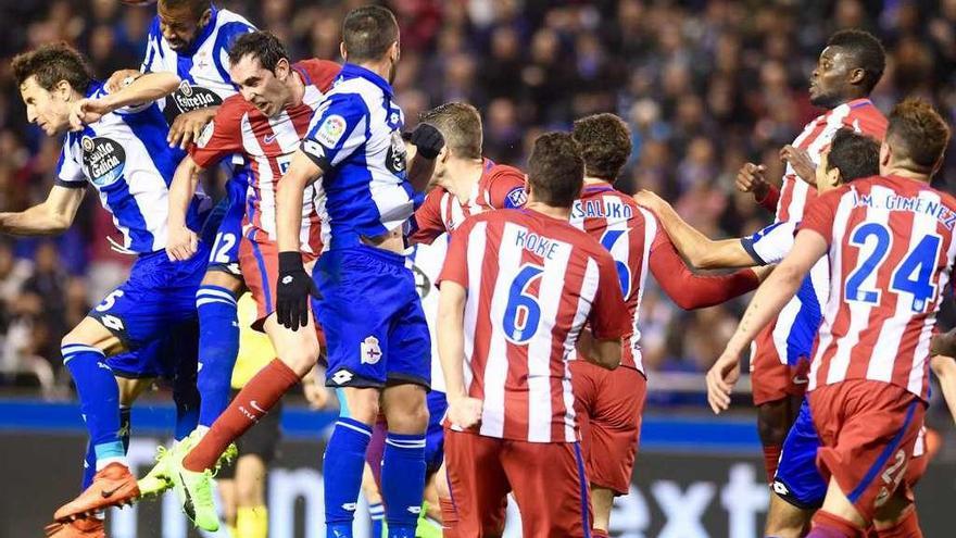 Sidnei golpea el balón con la cabeza durante el partido del jueves frente al Atlético en Riazor.