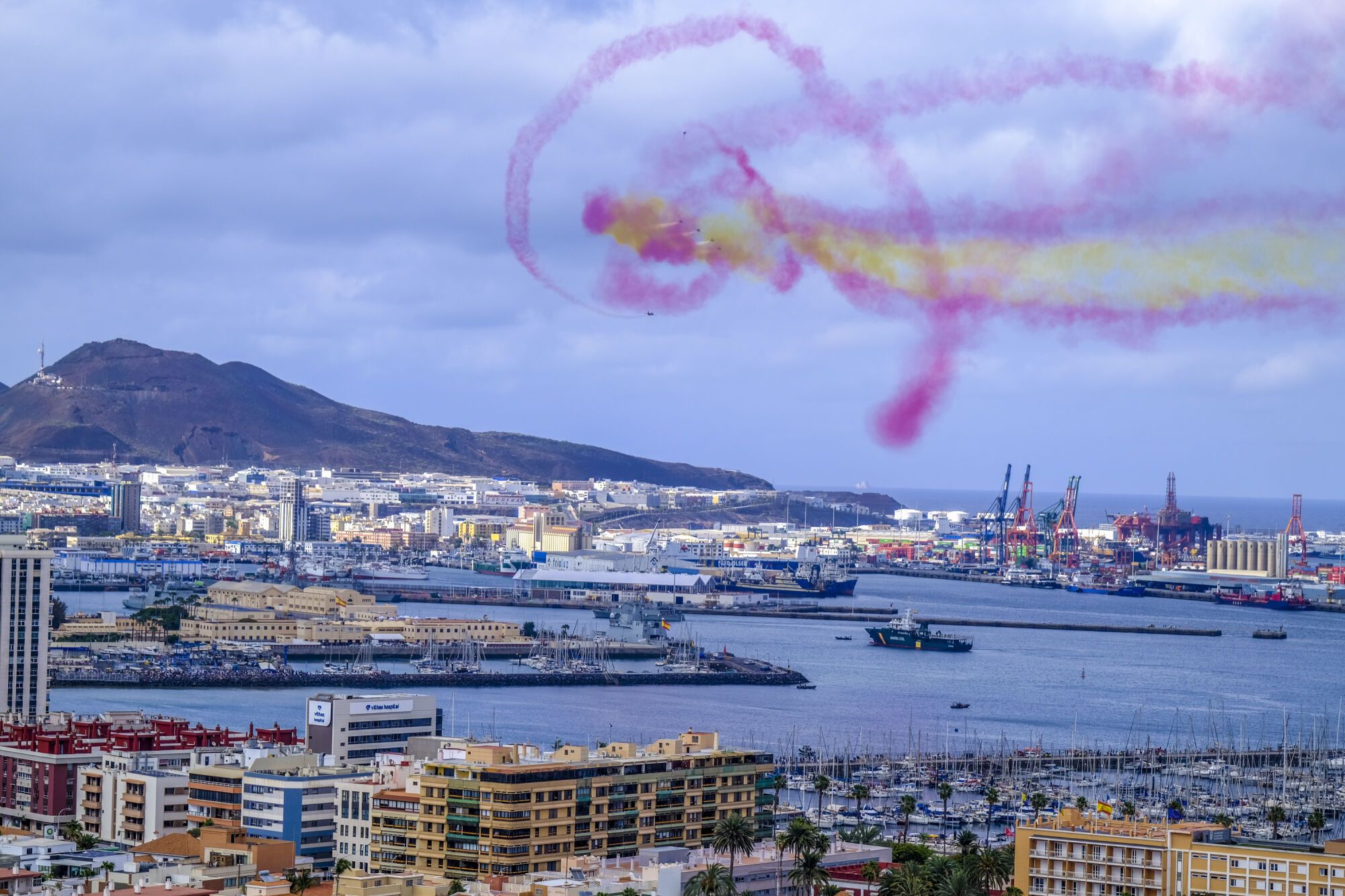 Los actos por el Día de las Fuerzas Armadas en Las Palmas de Gran Canaria, en imágenes