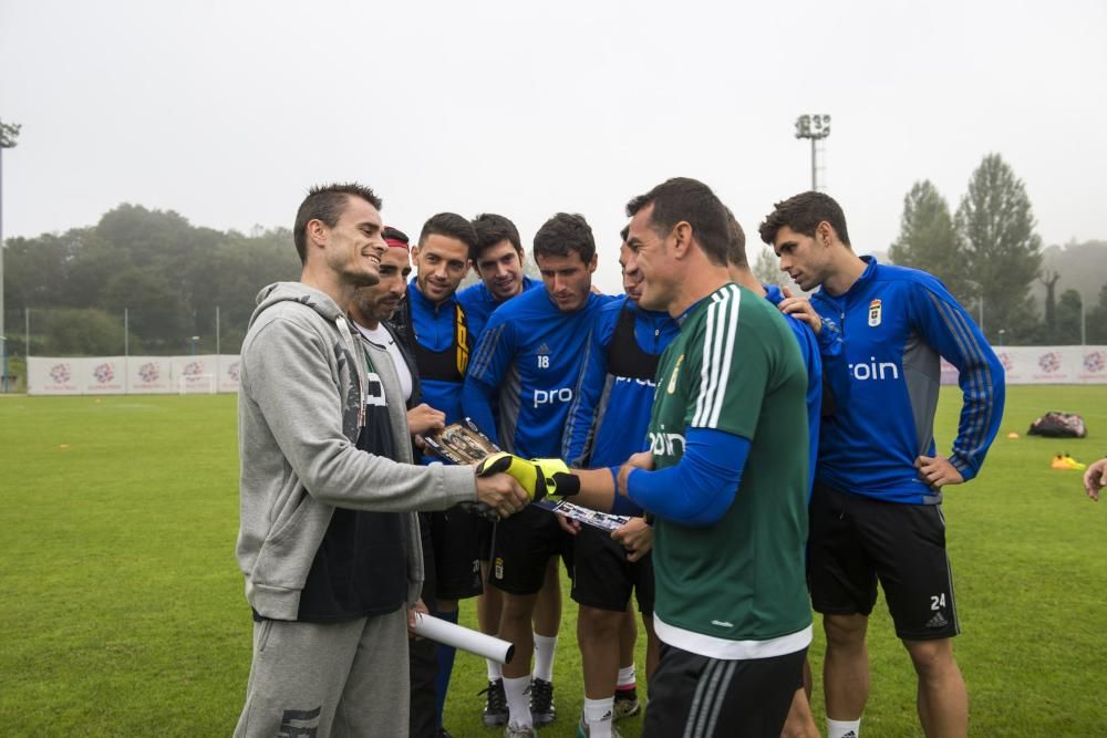 Entrenamiento del Real Oviedo con la visita del boxeador Aitor Nieto