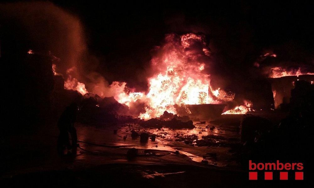 Incendi en una empresa de reciclatge a Sant Feliu de Buixalleu