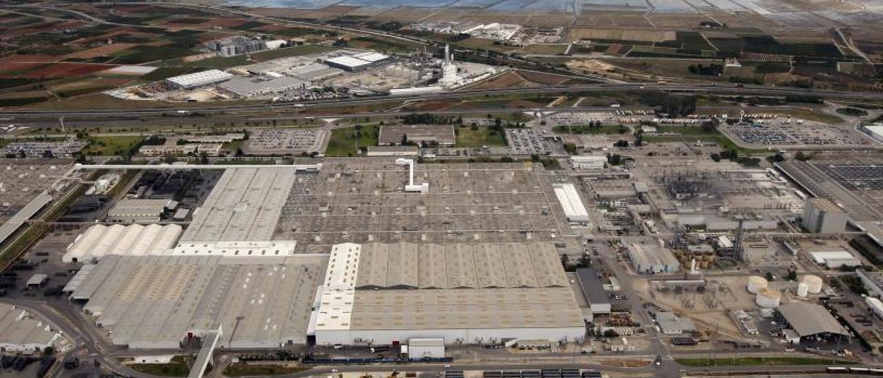 Vista aérea del complejo industrial de Ford en Almussafes con la playa de vías situada en la base de la imagen. | LEVANTE-EMV