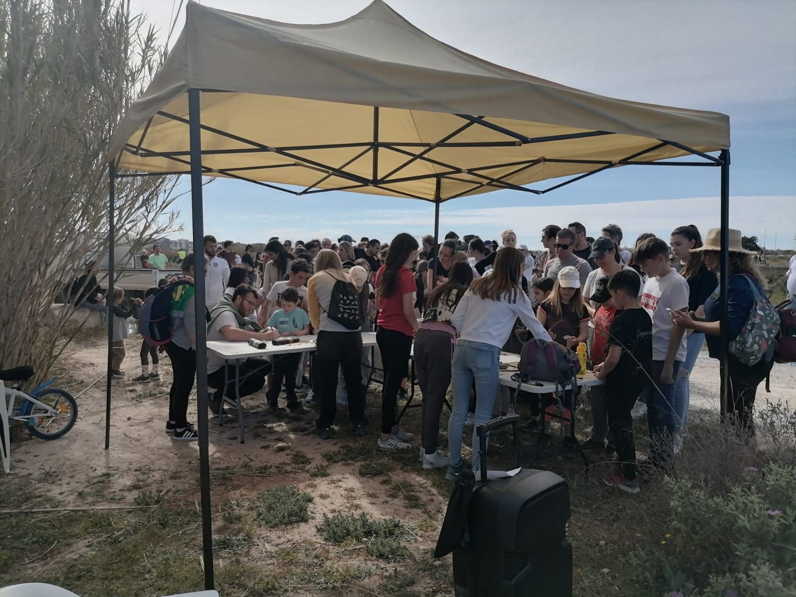 Niños y niñas de Canet d'En Berenguer plantan árboles en el rio Palancia