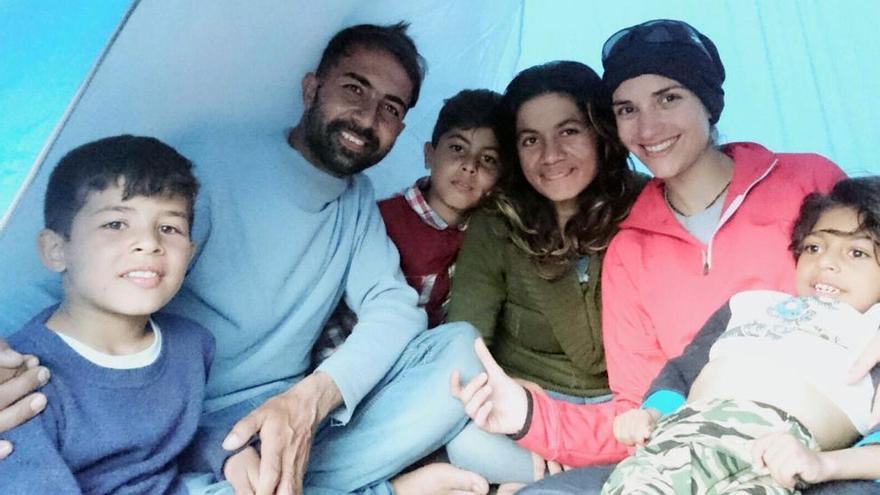 Osman, junto a una voluntaria; su madre, Palwasha; su padre, Ata, y sus hermanos Jamil y Monir.