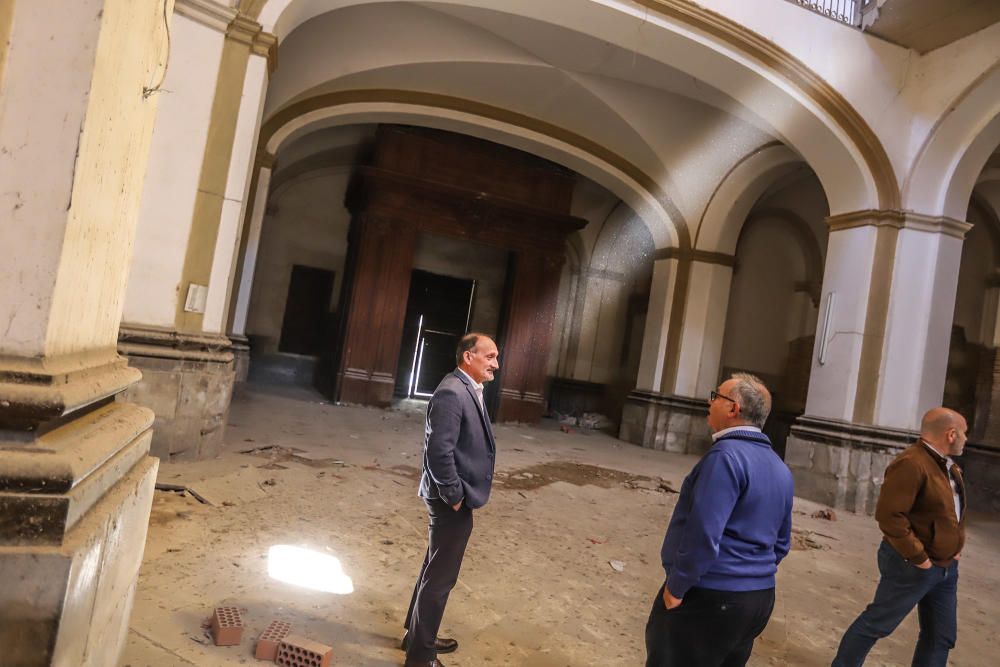 El Ayuntamiento abrió ayer las puertas de la iglesia de San Agustín que no se utiliza para el culto desde 1987 por su mal estado de conservación y aseguró que va a transformar el templo en un espacio