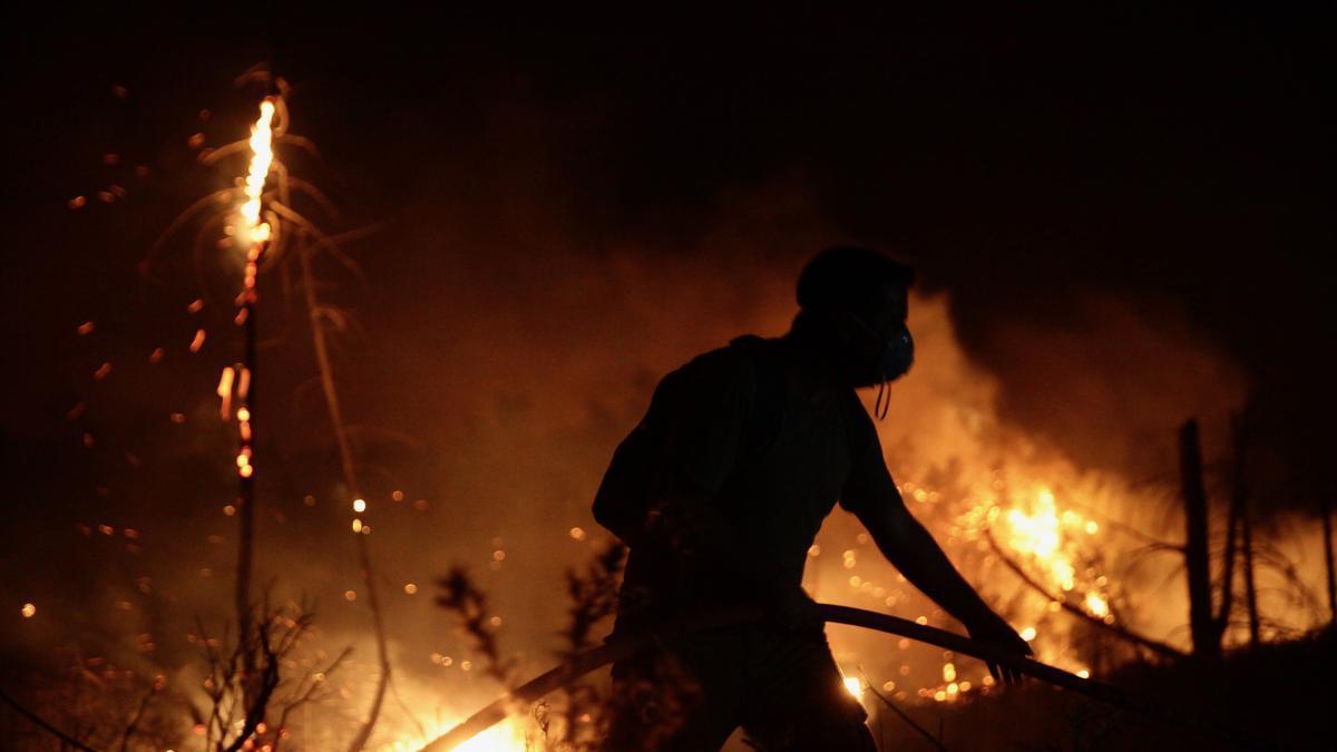 Un bombero participa en las tareas de extinción del incendio en la localidad de Asklipio.