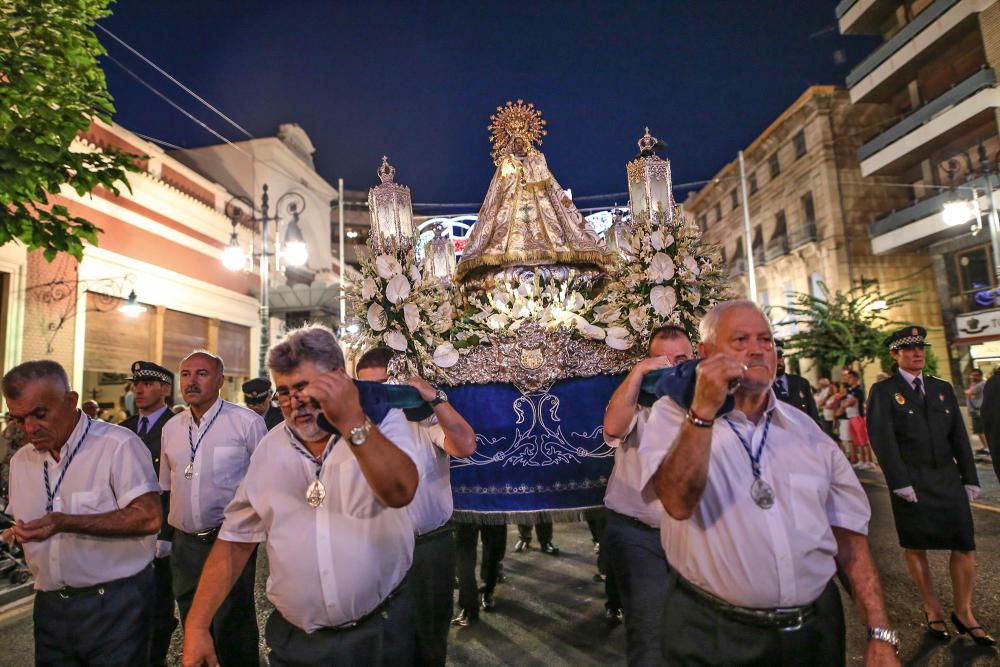 Los Armaos guían en Orihuela a la Virgen de Monserrate