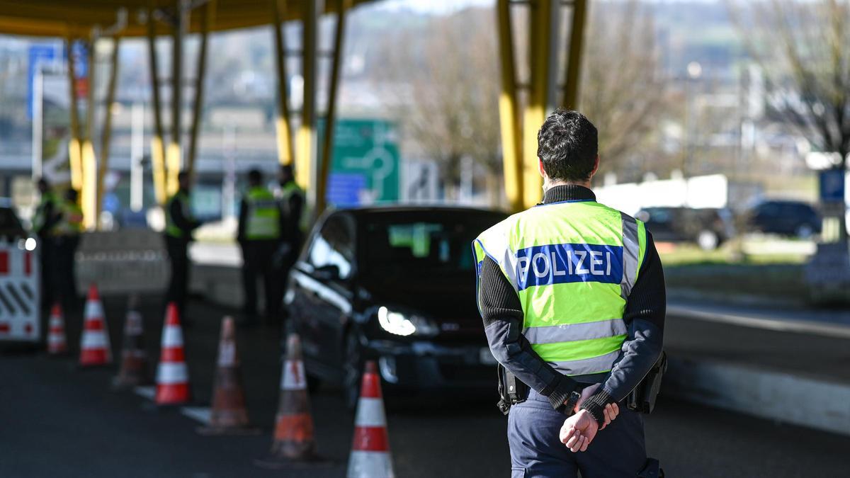 Un Policía en un control en Suiza.