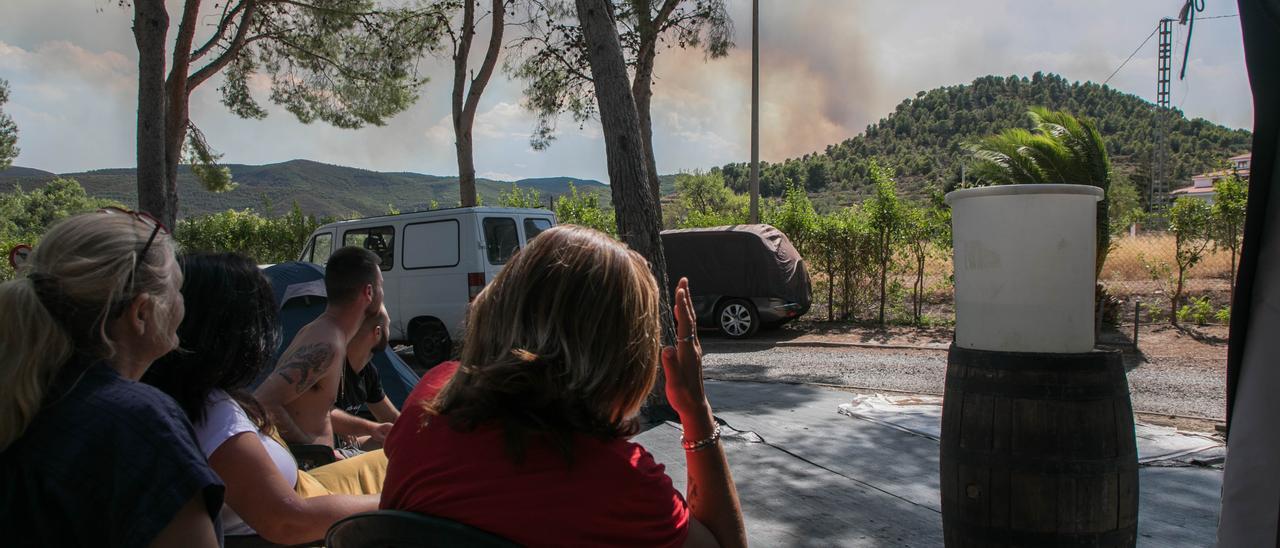 Usuarios del cámping de Altura observan la columna de humo.