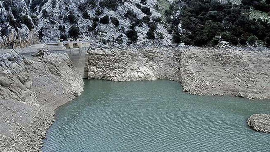 Imagen del embalse de Gorg Blau de febrero del aÃ±o 2000 en que con un 18,74 por ciento de su capacidad se paralizÃ³ por la sequÃ­a de la isla.