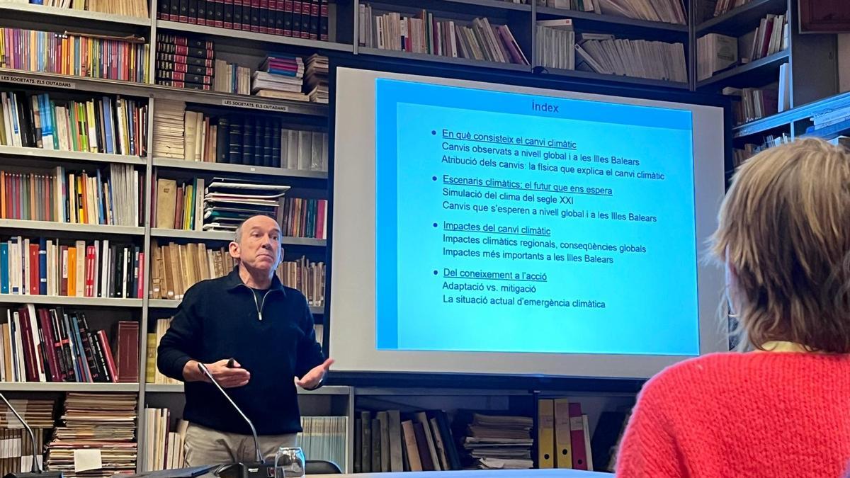 El catedrático de la UIB, durante su exposición