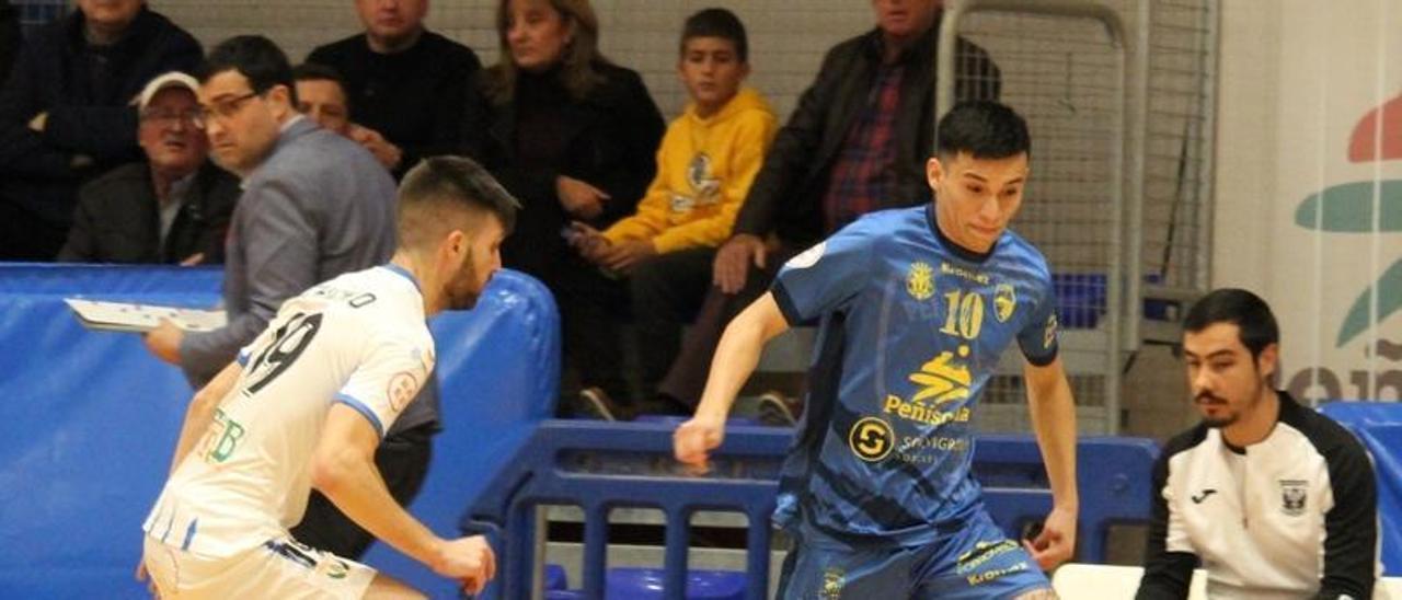 Gauna controla el esférico durante un partido del Peñíscola.