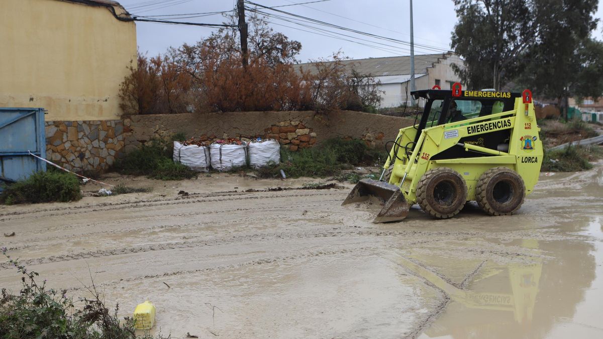Labores de limpieza en Lorca tras las lluvias de marzo.
