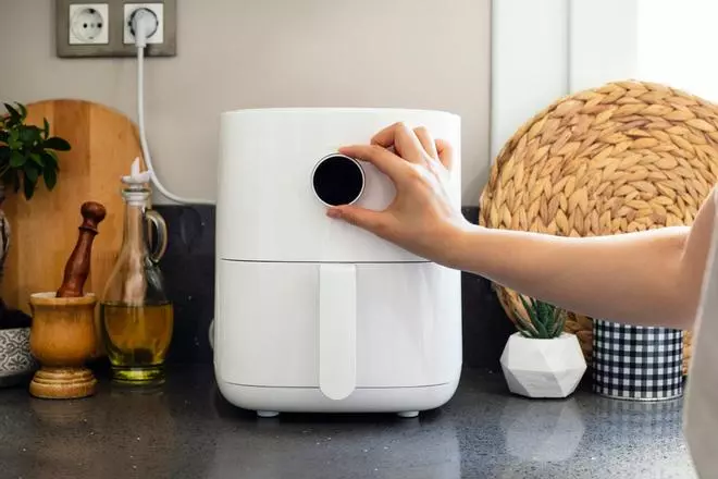 ¡Chollazo a la vista! Amazon rebaja la freidora de aire nº1 de Cecotec