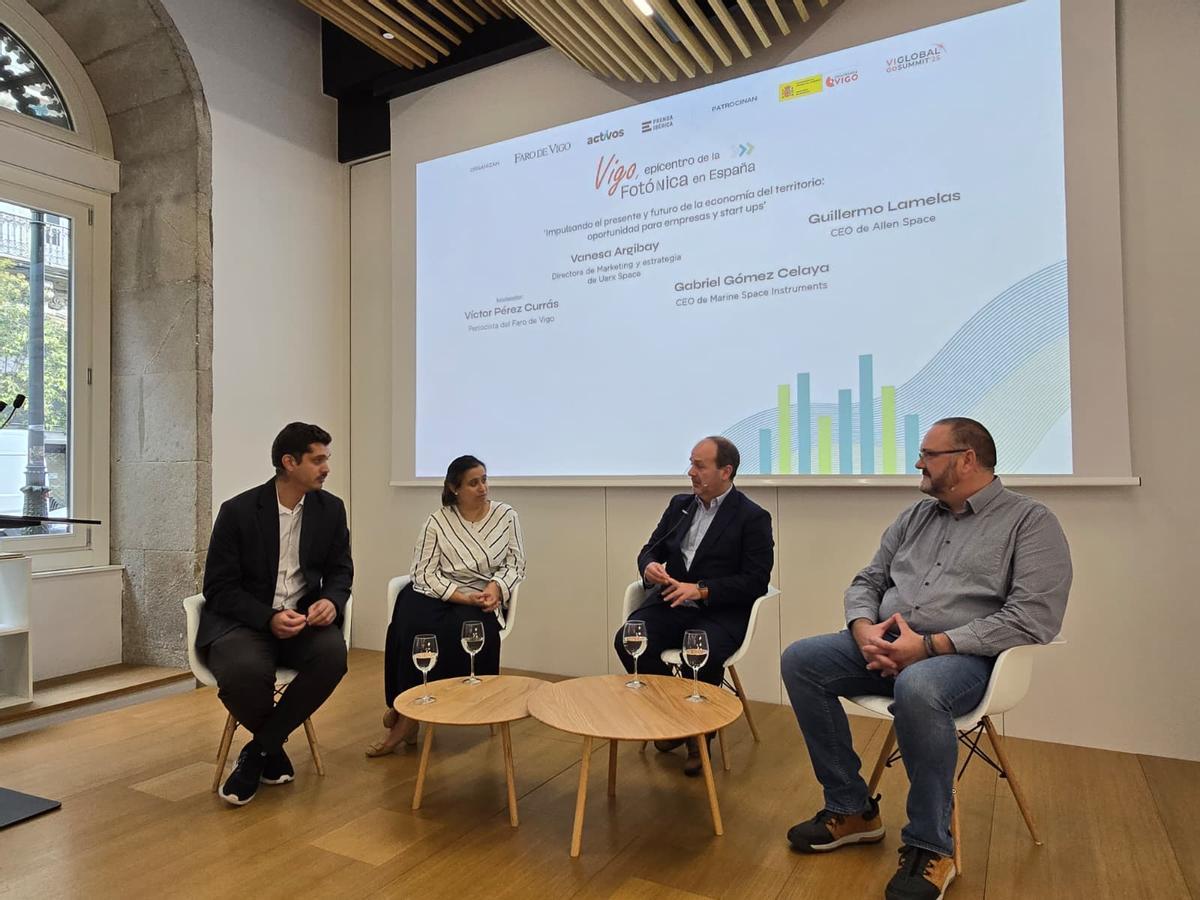 Participantes en la segunda mesa redonda, esta mañana en la sede de Zona Franca en Vigo.