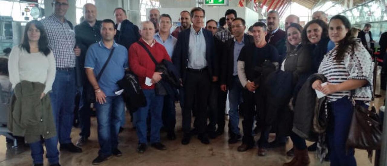 El alcalde de Valsequillo, Franciso Atta, junto al europarlamentario López Aguilar, en el centro.