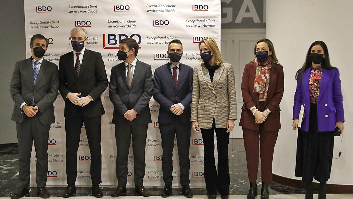 Parte de los participantes en la presentación del informe de BDO, antes del acto. |   // RICARDO GROBAS