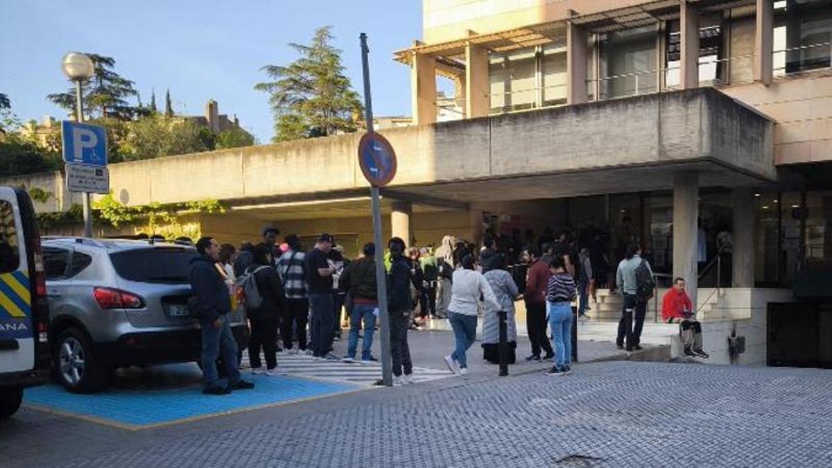 Petites cues davant l'OMAC en el segon dia del procés de regularització