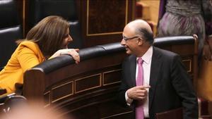 La ministra de Empleo, Fátima Báñez, y el ministro de Hacienda, Cristóbal Montoro, en un pleno del Congreso. 