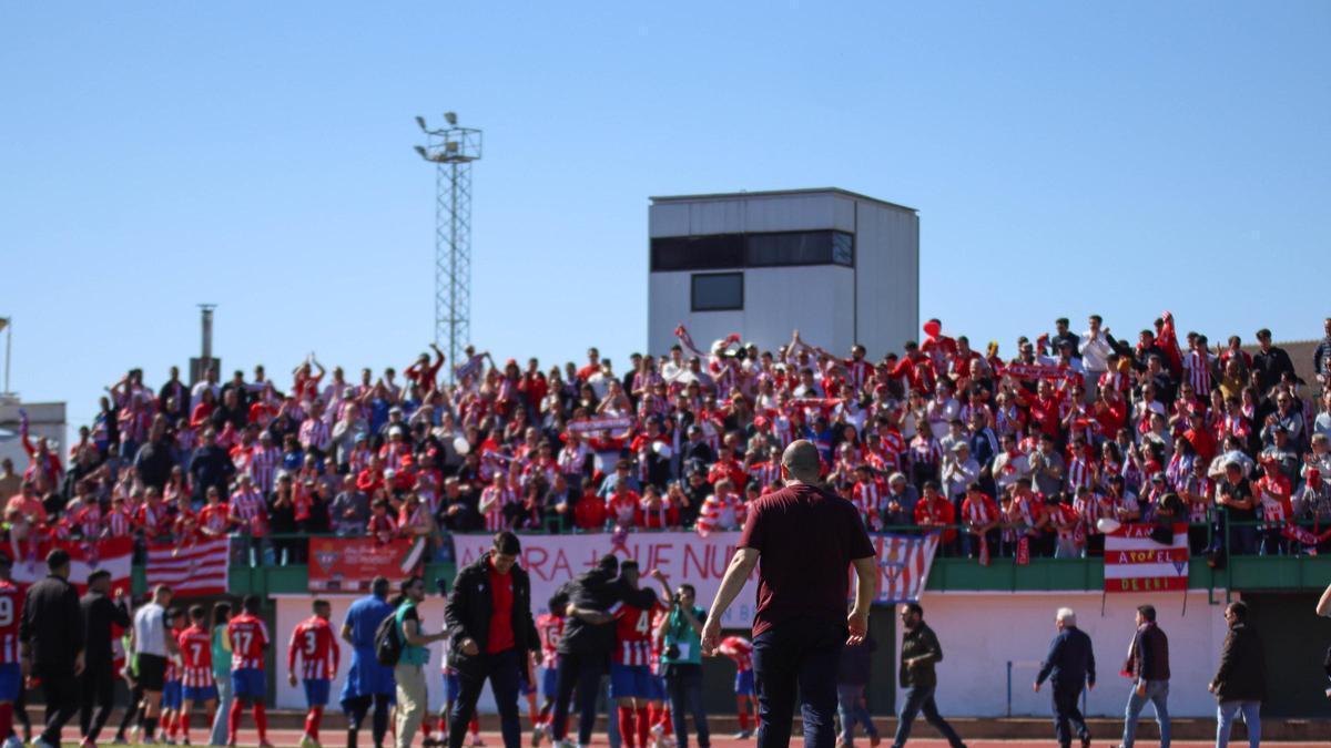 Aficionados y jugadores del Don Benito festejan la goleada en el derbi ante el Villanovense del pasado mes de febrero.