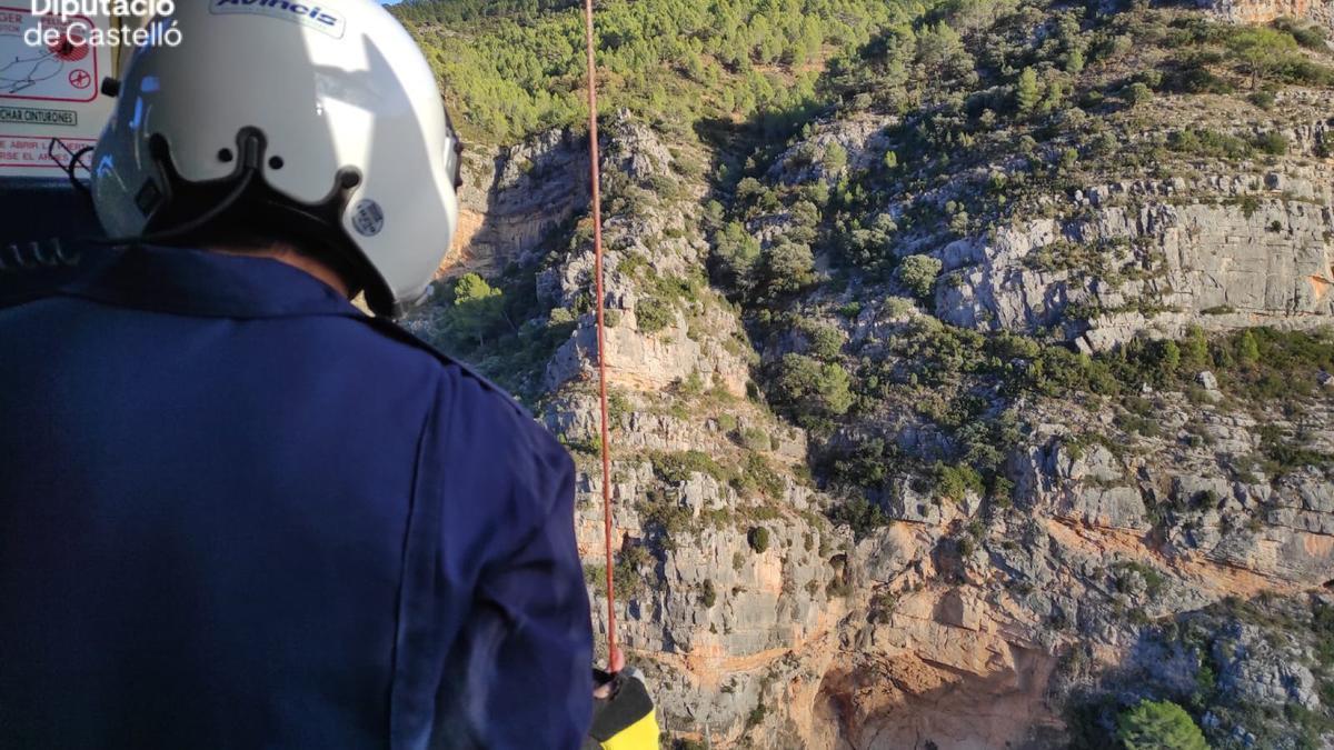 Rescatan con helicóptero a un senderista herido en un barranco de Argelita