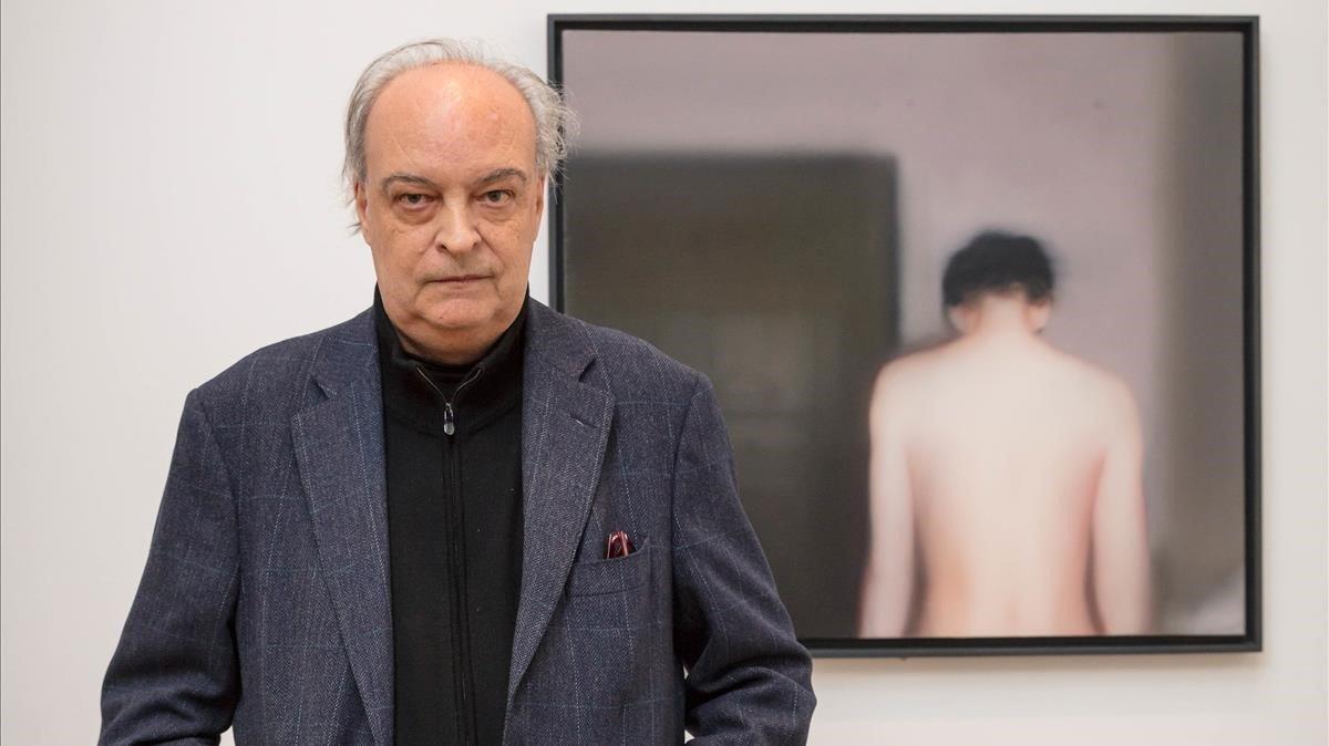 Vila-Matas, ante la obra de Richter, en la exposición en la Whitechapel Gallery de Londres. Vila-Matas, ante la obra de Richter, en la exposición en la Whitechapel Gallery de Londres.