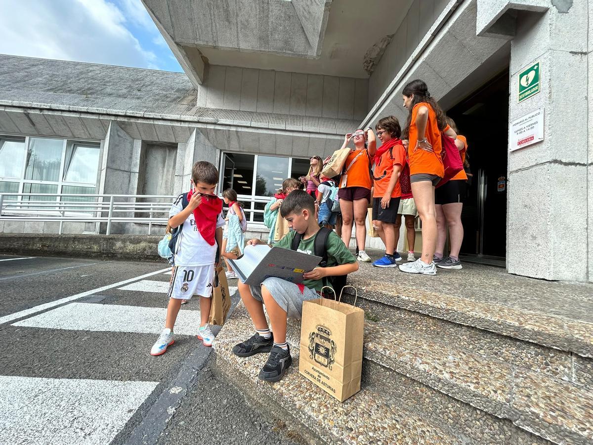 EN IMÁGENES: Los jóvenes participantes de la Escuela de Vacaciones de Corvera visitan el Ayuntamiento