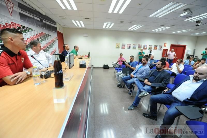 Presentación de Aquino