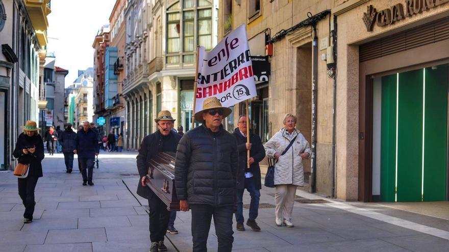 El ataúd de Sanabria llega a Zamora para protestar contra Renfe