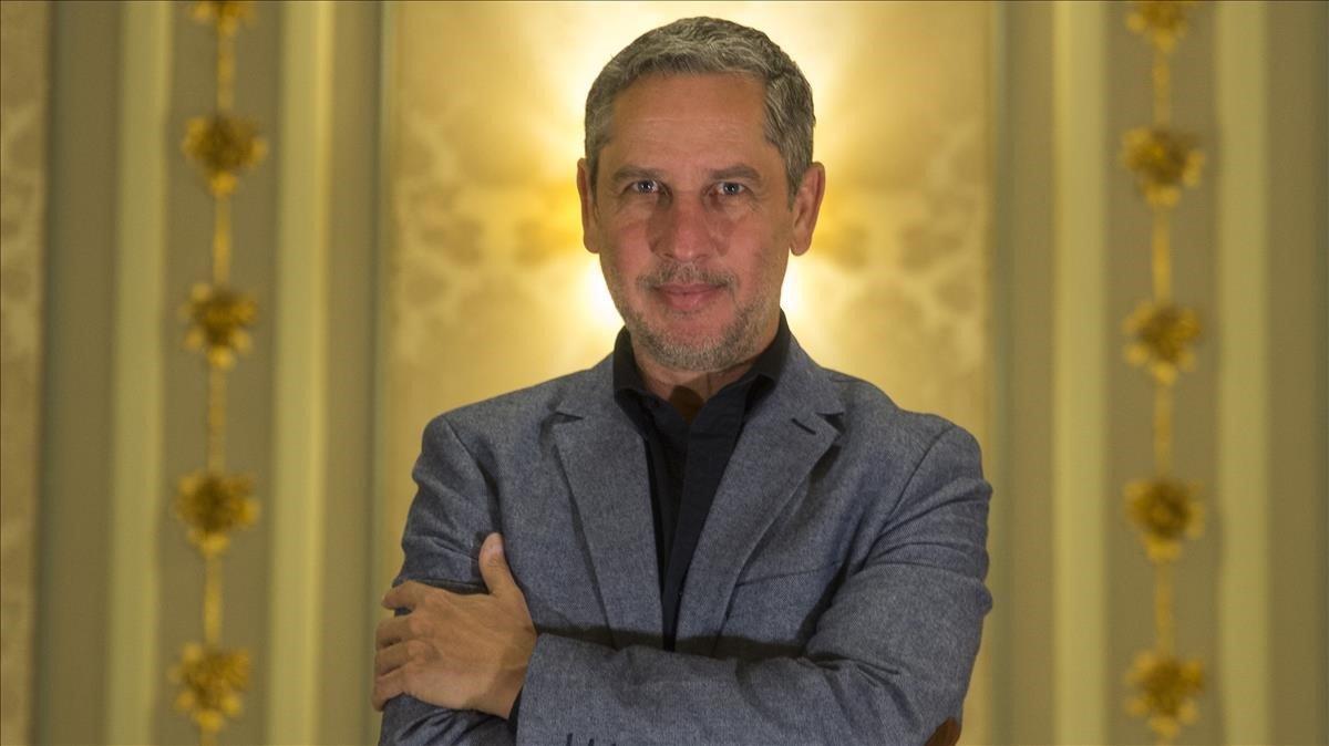 Guillermo Martínez, este lunes, tras ganar el Premio Nadal con 'Los crímenes de Oxford'.