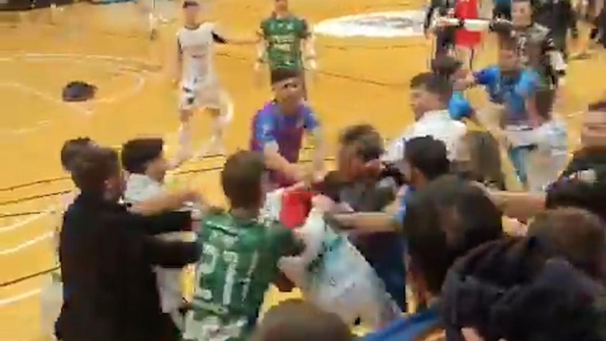 Batalla campal en Peñíscola: agresiones y público invadiendo la pista tras el 1-6 del Noia