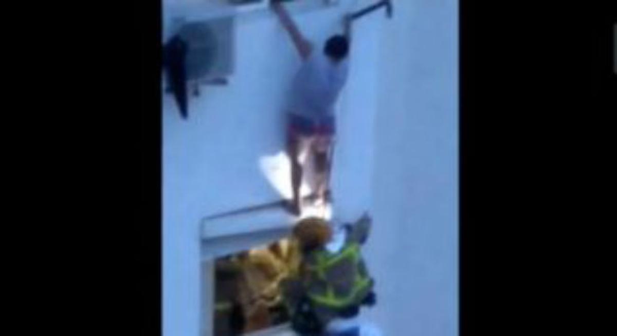 Vídeo del rescate de una mujer del piso incendiado en L’Hospitalet.