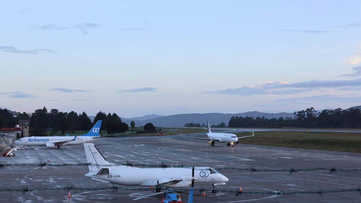 Aviones de Air Europa y Vueling en el aeropuerto de Vigo el pasado mes de diciembre