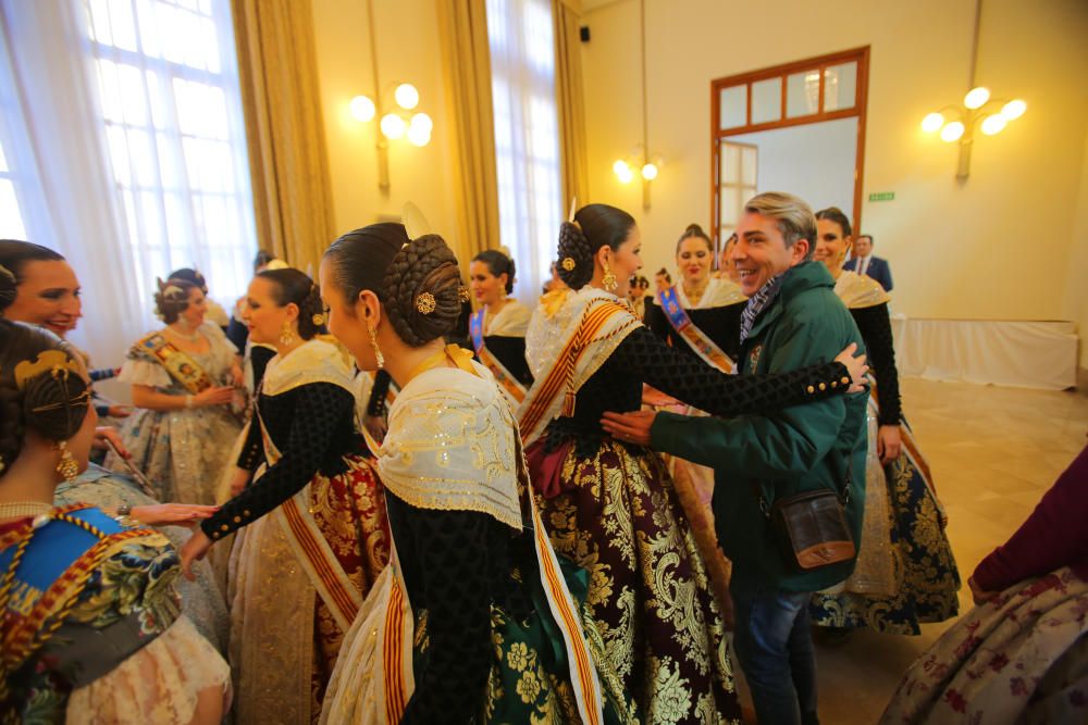 Intercambio de fotos con la fallera mayor e imposición de bunyols d'or