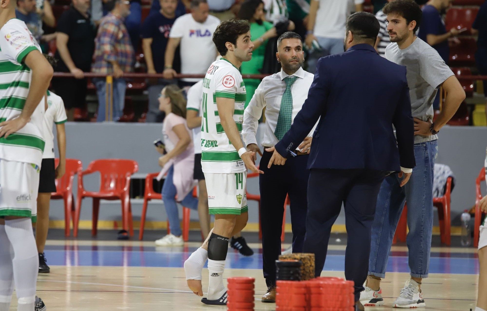 Pablo del Moral, a la izquierda, con el pie vendado durante el encuentro ante el Jaén en Vista Alegre.