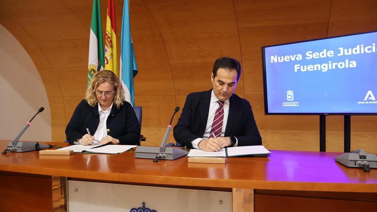 La alcaldesa de Fuengirola, Ana Mula, y el consejero de Justicia, José Antonio Nieto, firman el convenio.