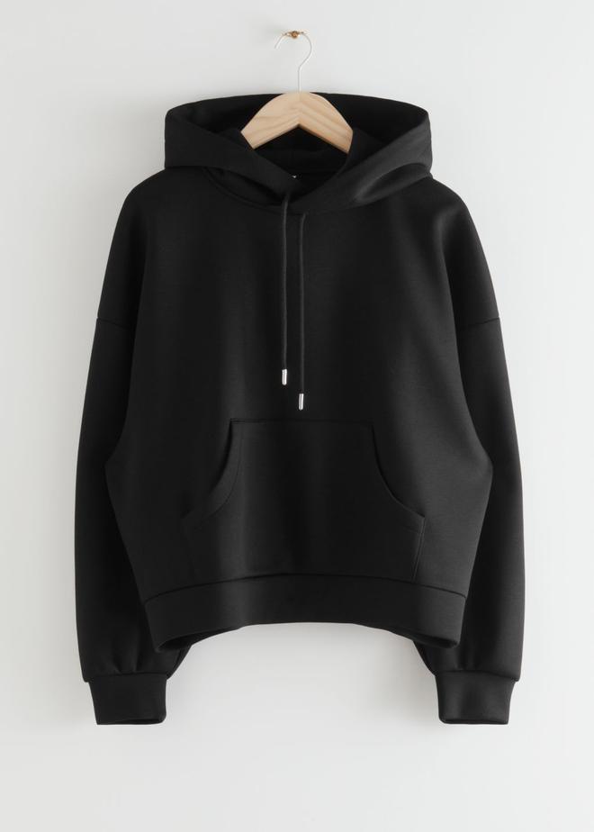 Sudadera negra con capucha