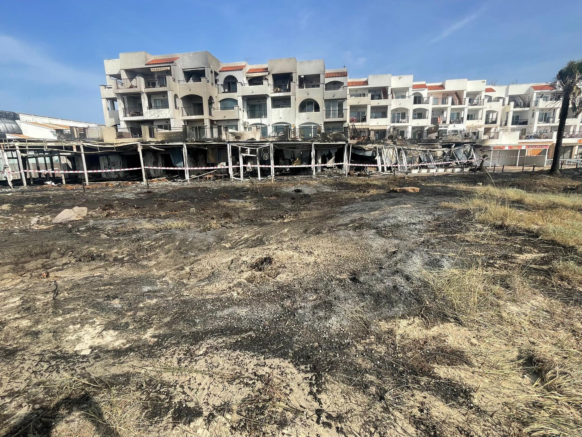 Todas las imágenes del devastador incendio en una zona de ocio de Ibiza