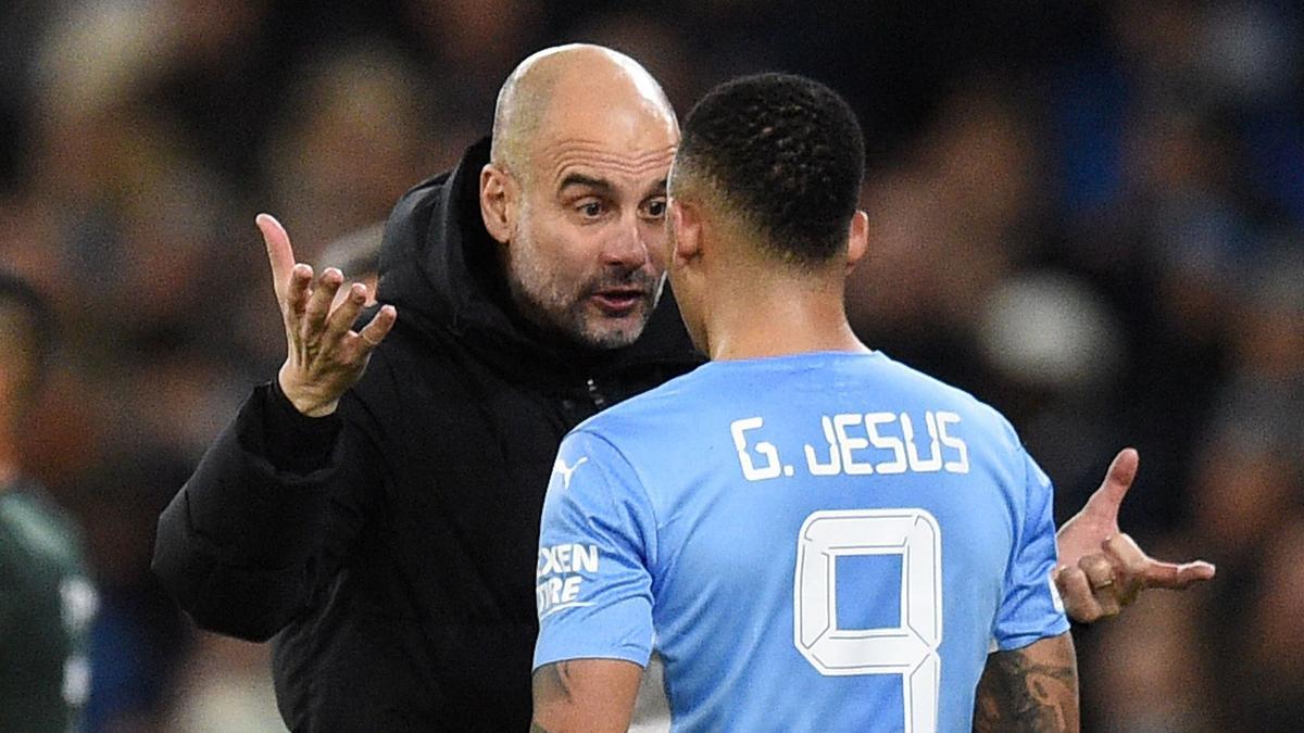 Pep Guardiola dando instrucciones a Gabriel Jesús en un partido de Champions.