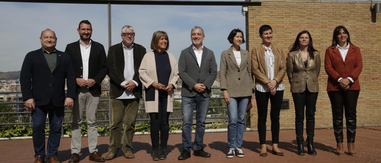 Alcaldesas y alcaldes metropolitanos de la Gran Barcelona en una foto durante la campaña electoral.