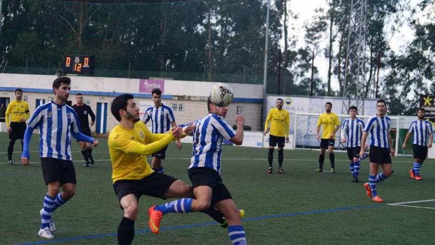 Un jugador del Bahía trata de controlar un balón en el encuentro con el Guardés. // Gonzalo Núñez